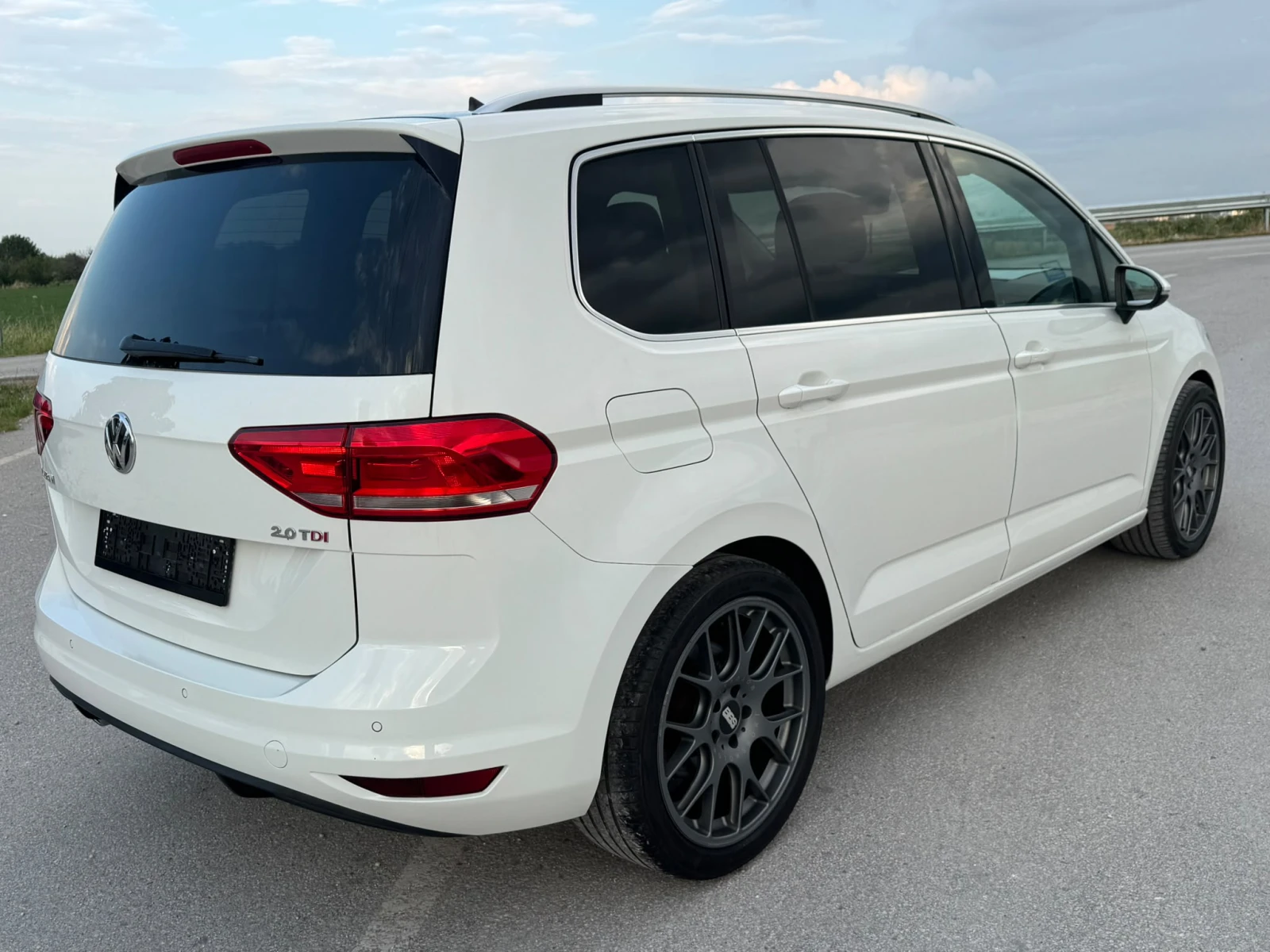 VW Touran 2.0TDI 190к.с. HIGHLINE::DSG::LED, снимка 4 - Автомобили и джипове - 54016870