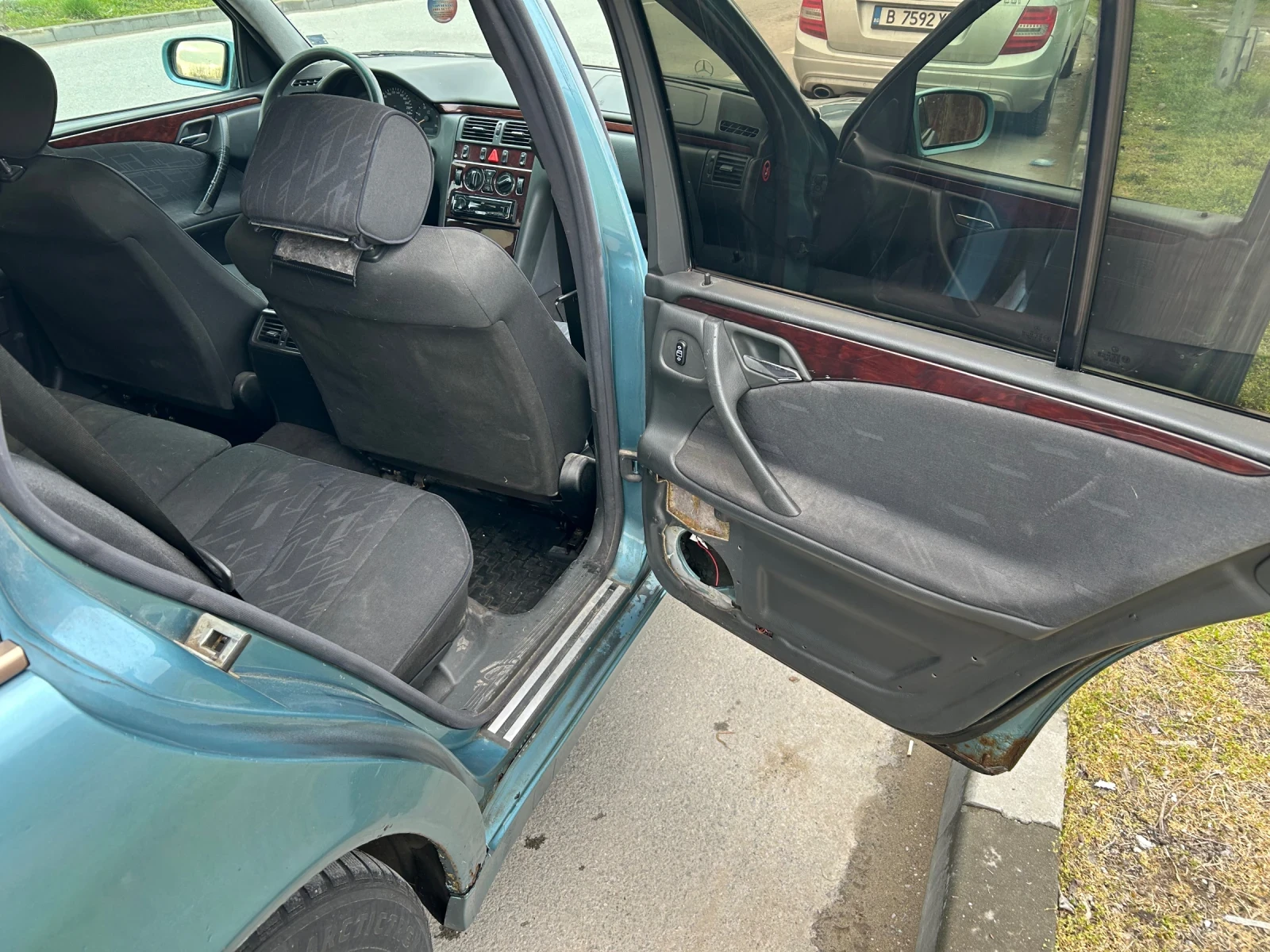 Mercedes-Benz E 220, снимка 8 - Автомобили и джипове - 54031749