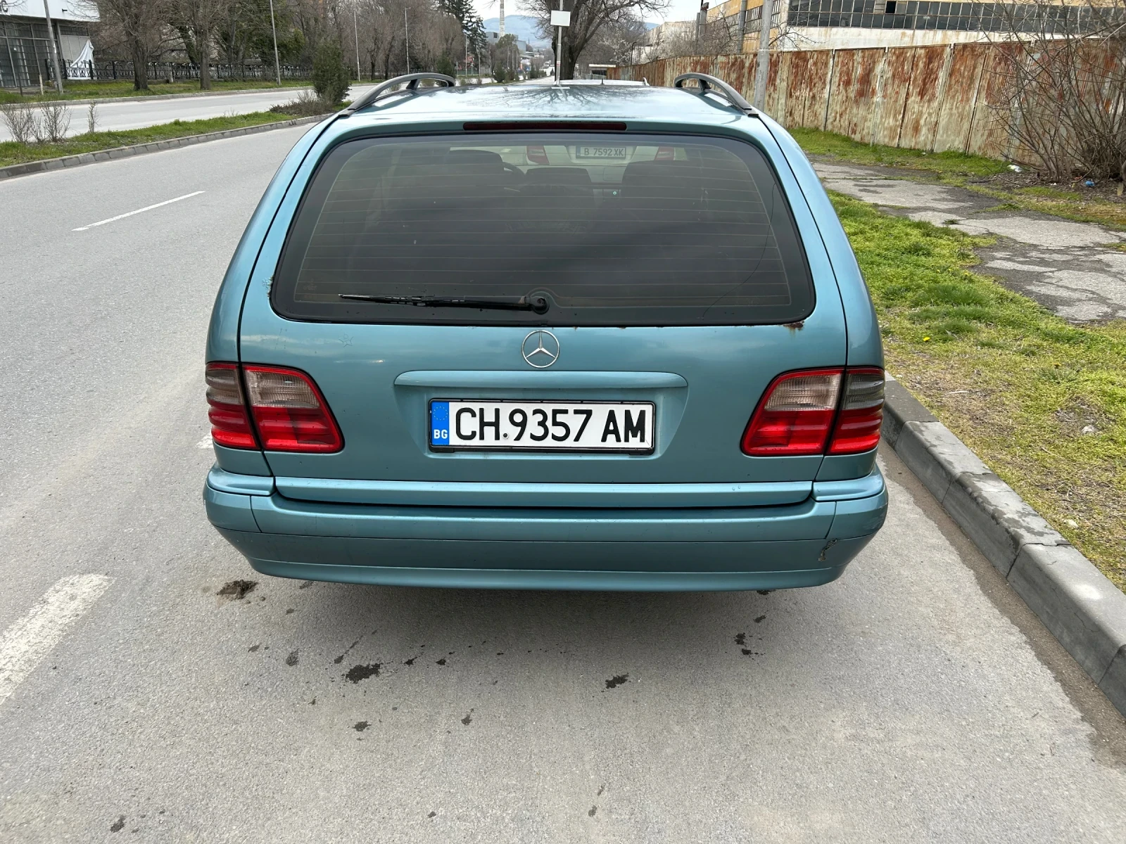 Mercedes-Benz E 220, снимка 5 - Автомобили и джипове - 54031749