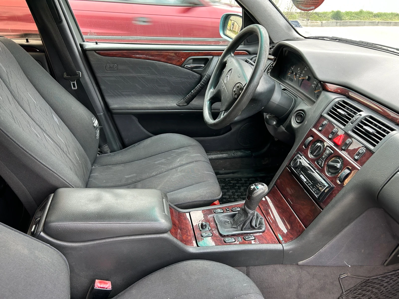 Mercedes-Benz E 220, снимка 10 - Автомобили и джипове - 54031749