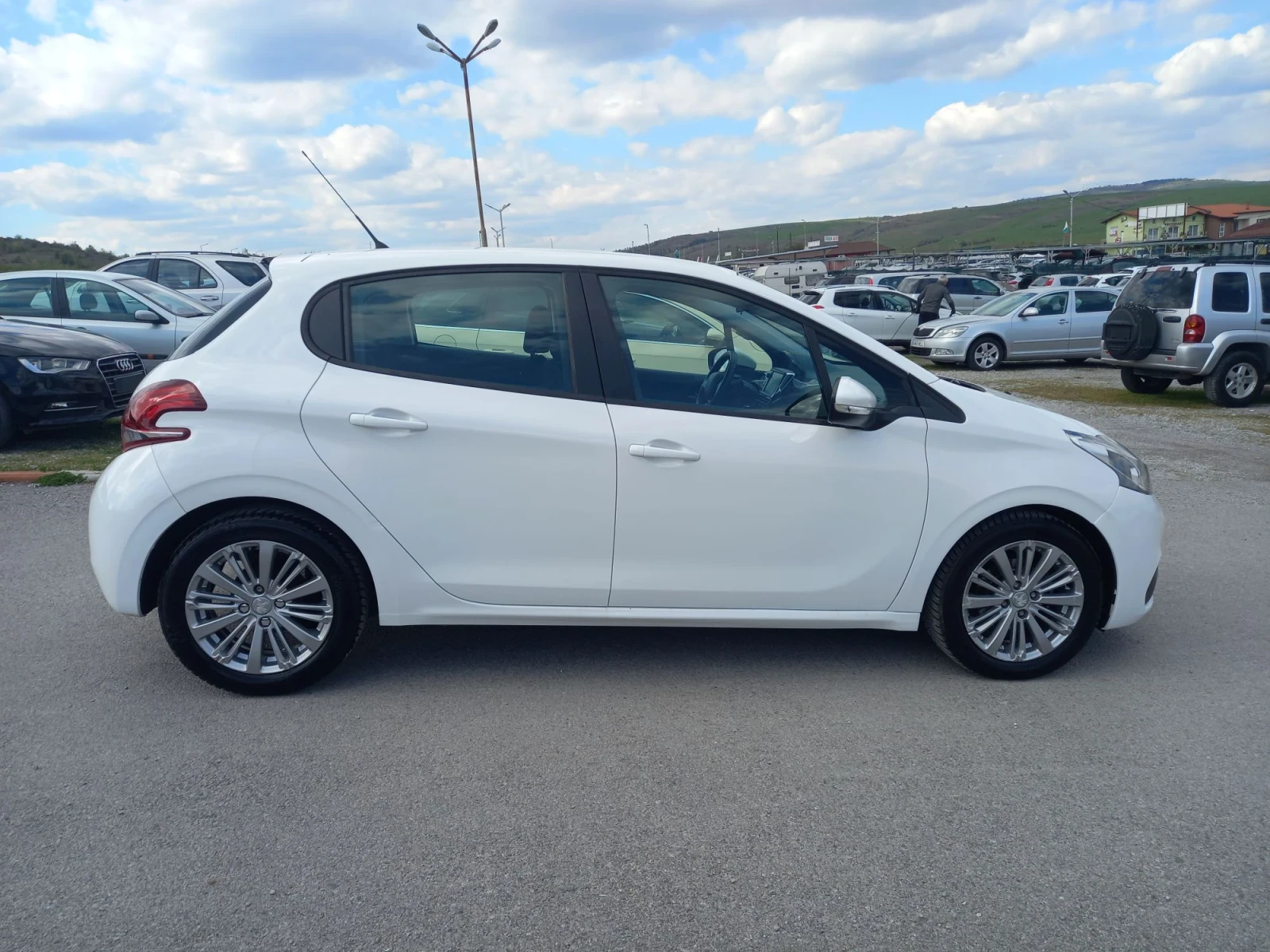 Peugeot 208 1.6 HDI, снимка 5 - Автомобили и джипове - 56241656