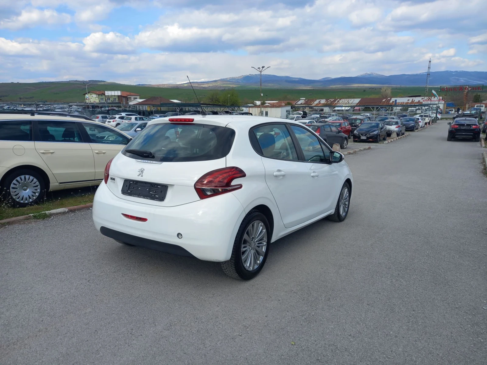 Peugeot 208 1.6 HDI, снимка 4 - Автомобили и джипове - 56241656