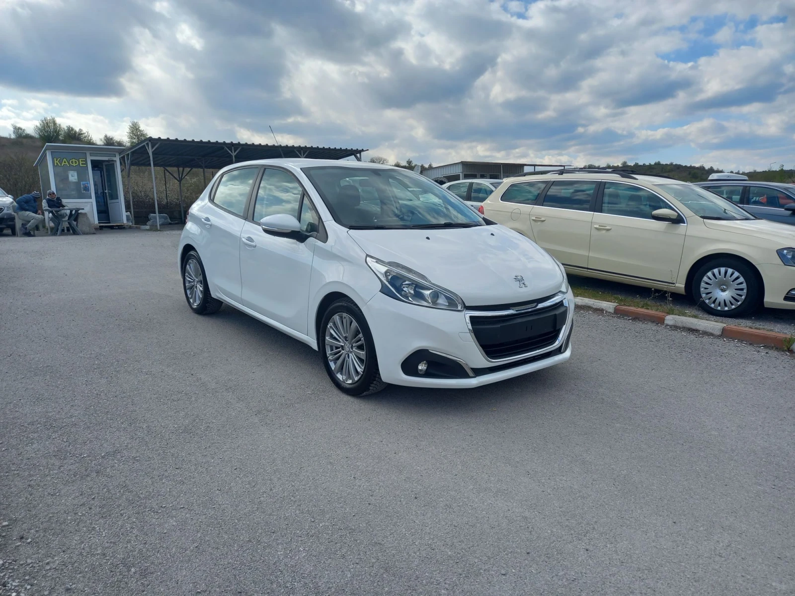 Peugeot 208 1.6 HDI, снимка 2 - Автомобили и джипове - 56241656