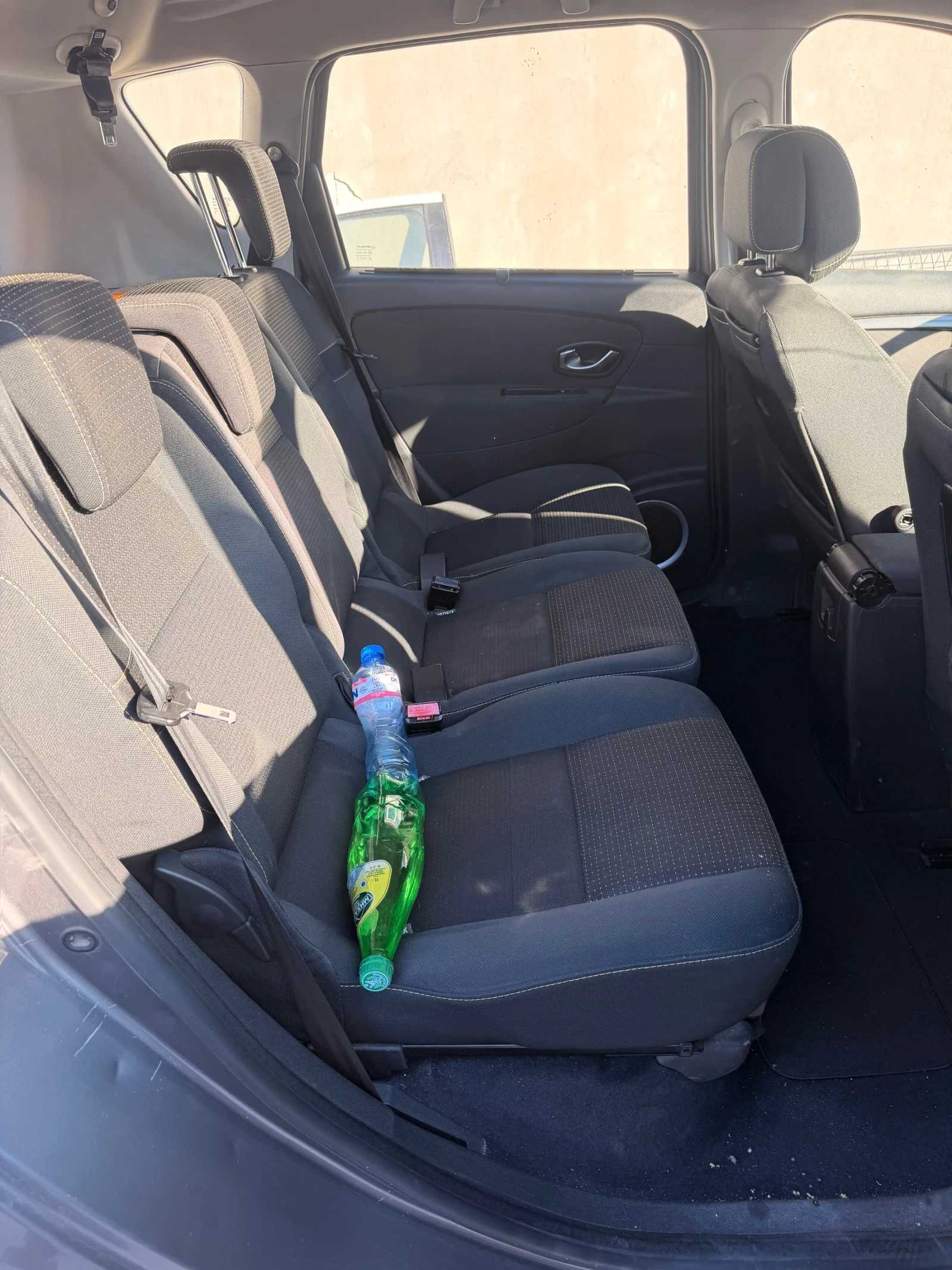 Renault Scenic 1.5DCI, снимка 9 - Автомобили и джипове - 56304538