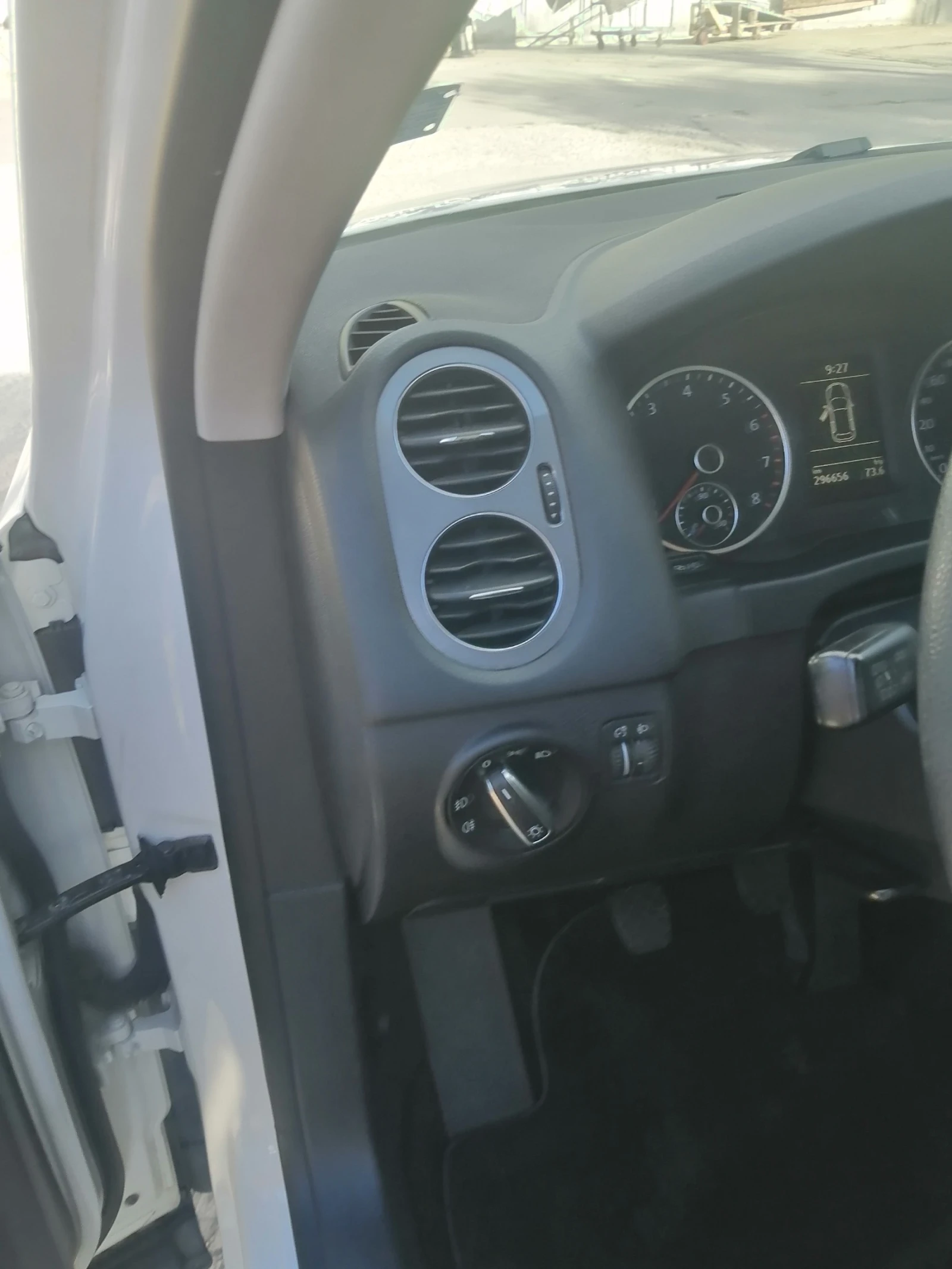 VW Tiguan, снимка 13 - Автомобили и джипове - 56244879