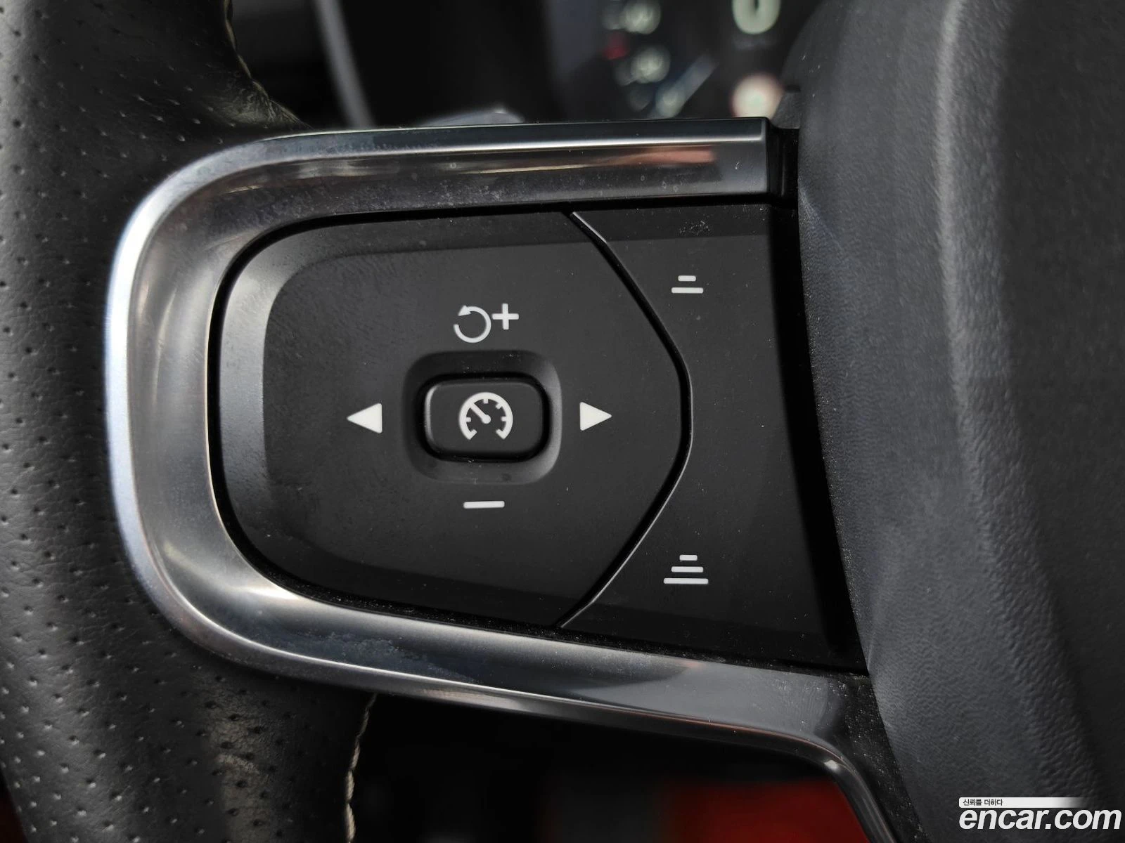 Volvo XC40 T4 R-Design, снимка 15 - Автомобили и джипове - 56570281