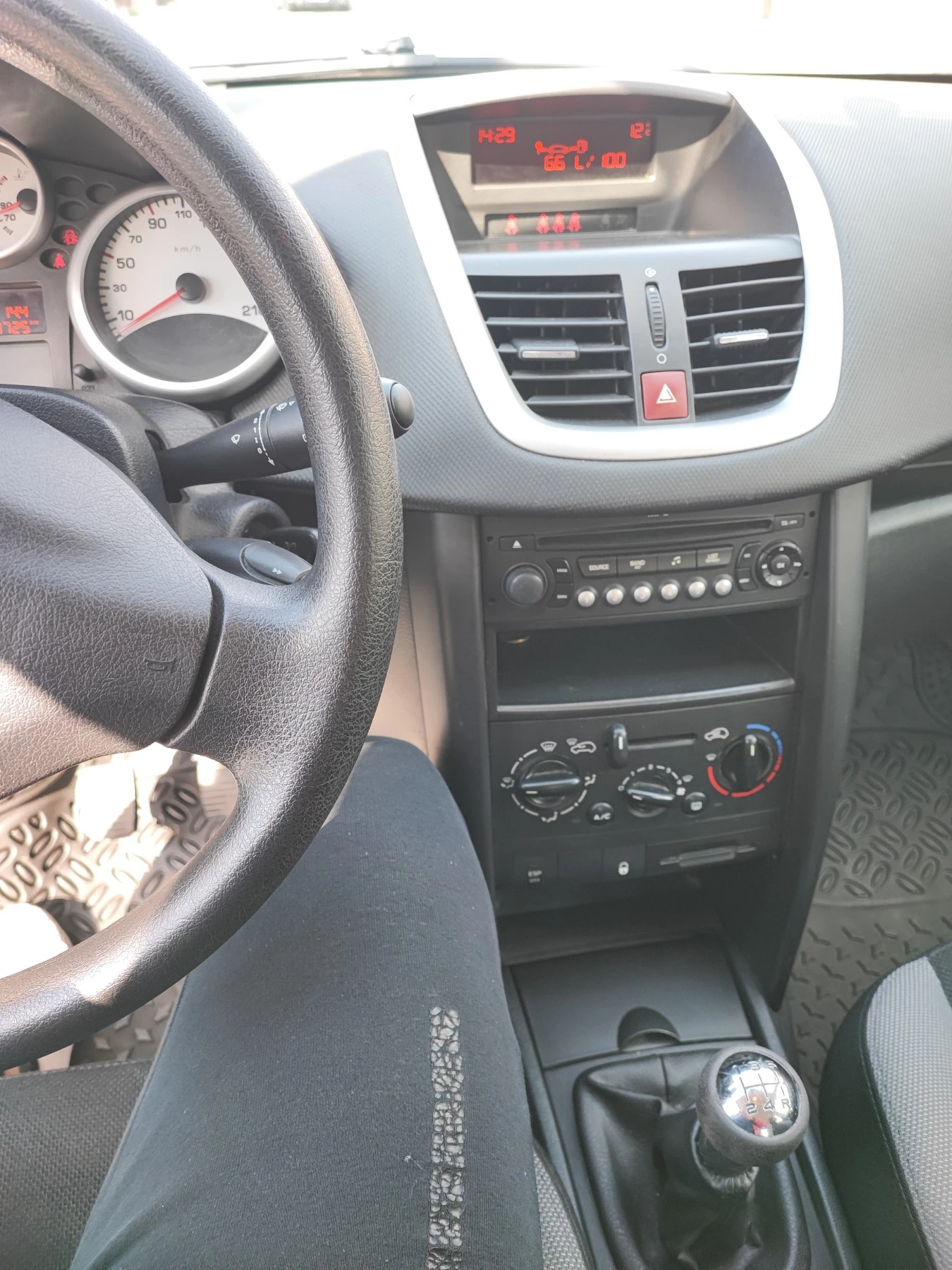 Peugeot 207 1.4, снимка 8 - Автомобили и джипове - 53863891