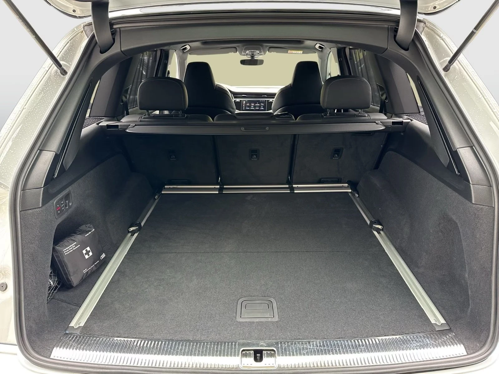 Audi SQ7 FACELIFT / MATRIX / HUD / 360 / B&O/ QUATTRO/ PANO, снимка 15 - Автомобили и джипове - 56092666
