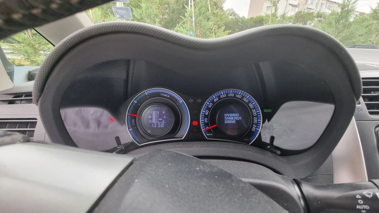 Toyota Auris Hybrid  - изображение 10