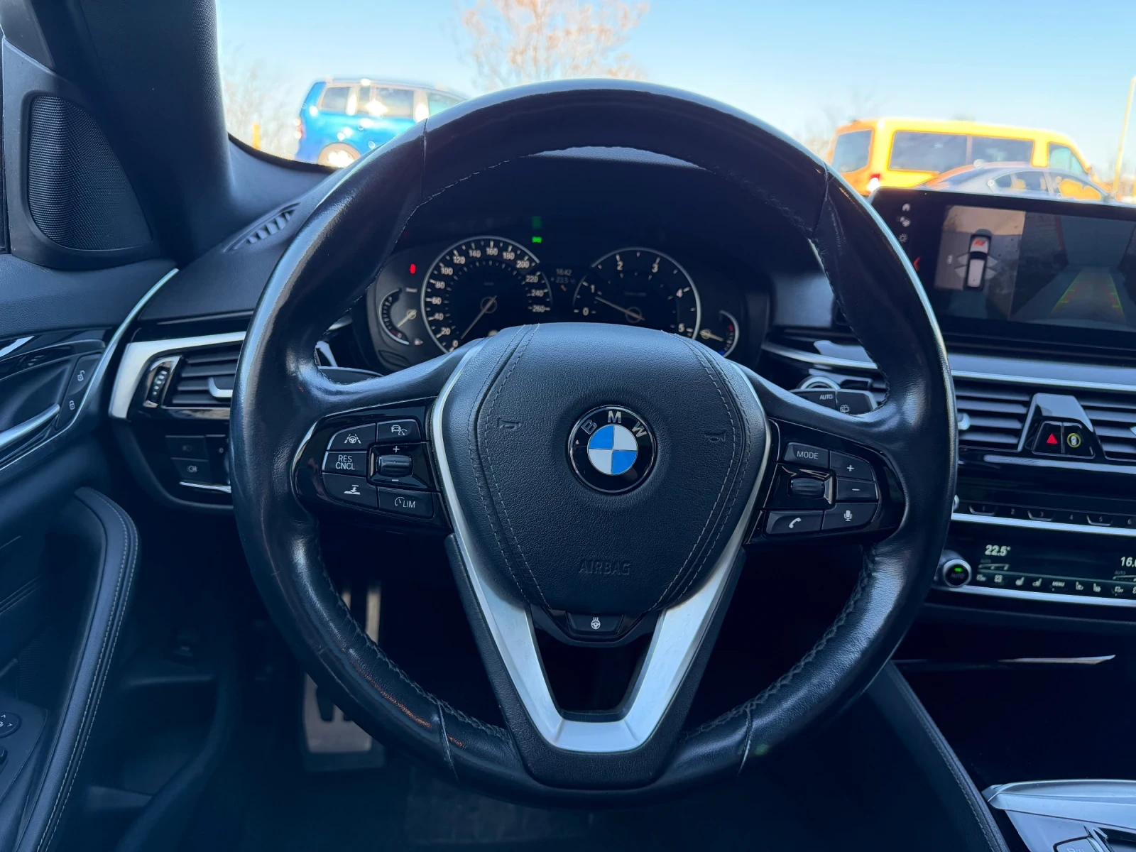 BMW 530 M paper HEAD UP/DISTRONIK/360KAMERI/PANORAMA, снимка 16 - Автомобили и джипове - 54138581