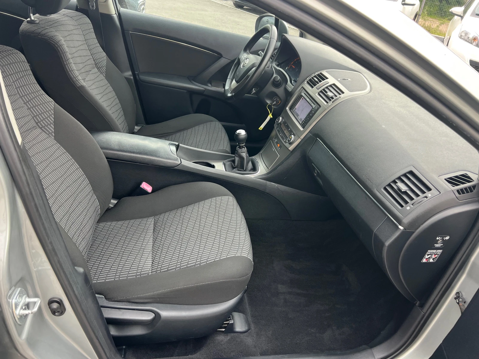 Toyota Avensis 1.8-NAVI FULL, снимка 12 - Автомобили и джипове - 54609537