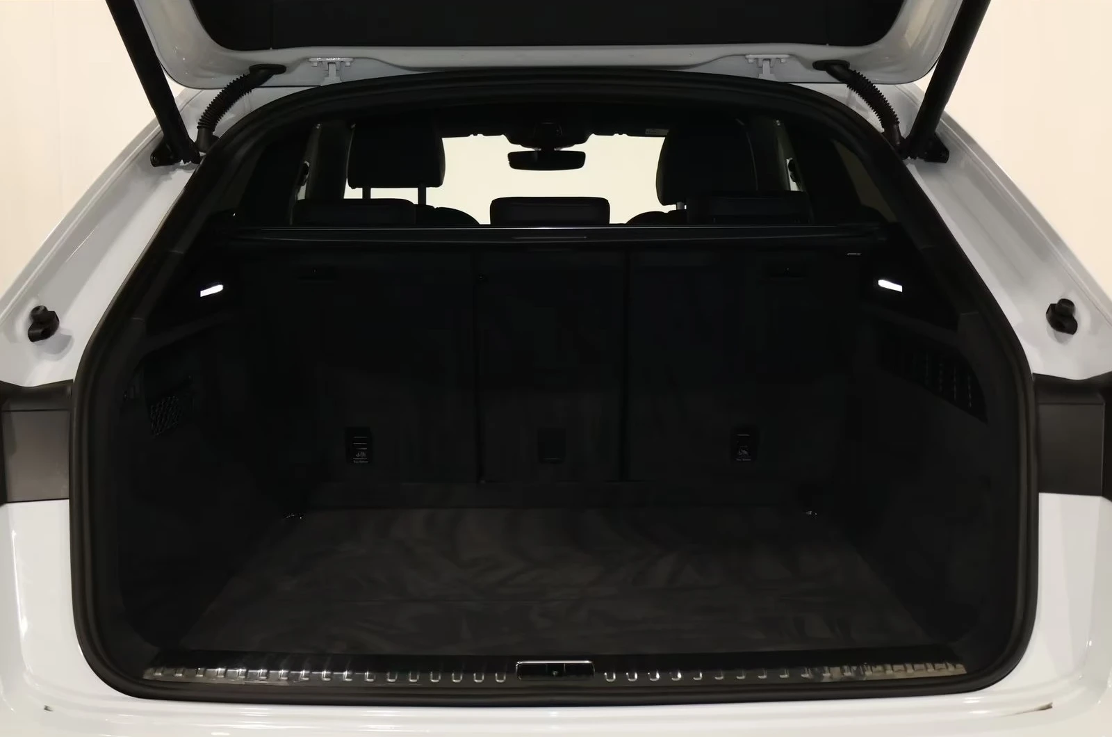 Audi Q8 50 TDI / FACELIFT / S-LINE / MATRIX / AIR / , снимка 6 - Автомобили и джипове - 55217784