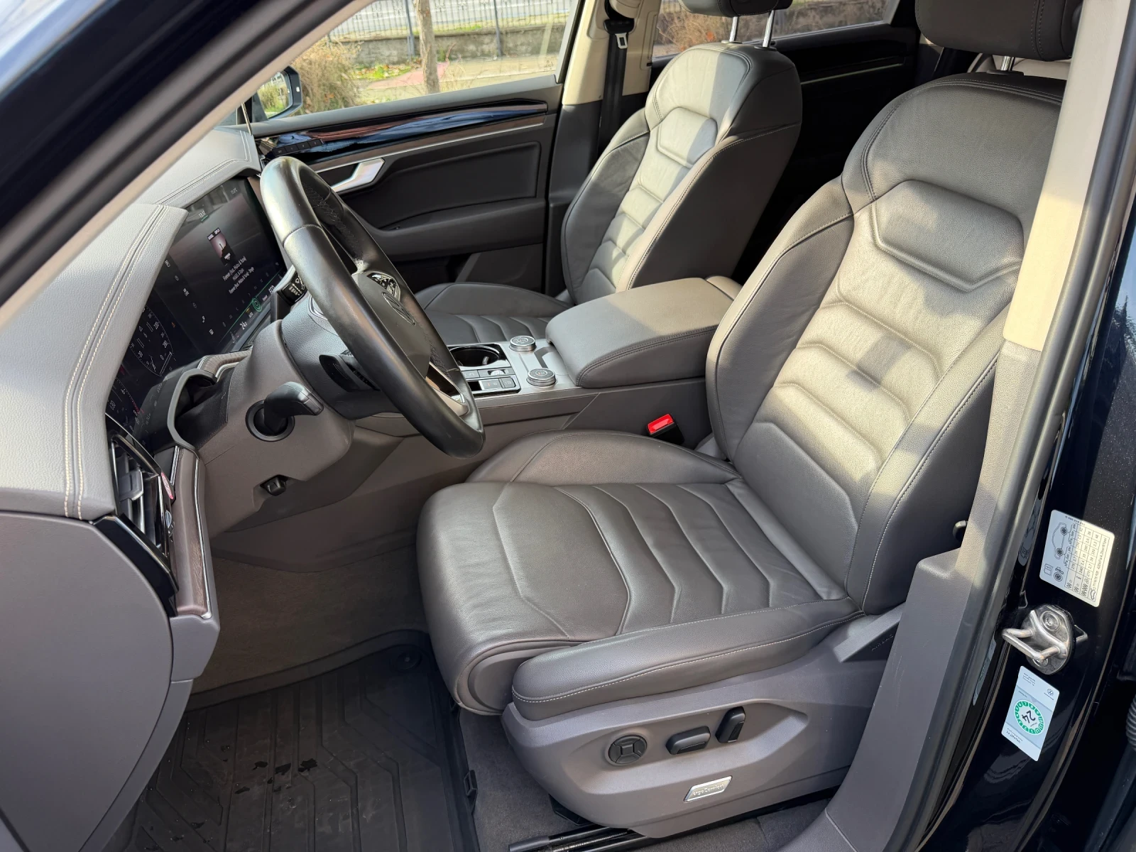 VW Touareg, снимка 15 - Автомобили и джипове - 55330508