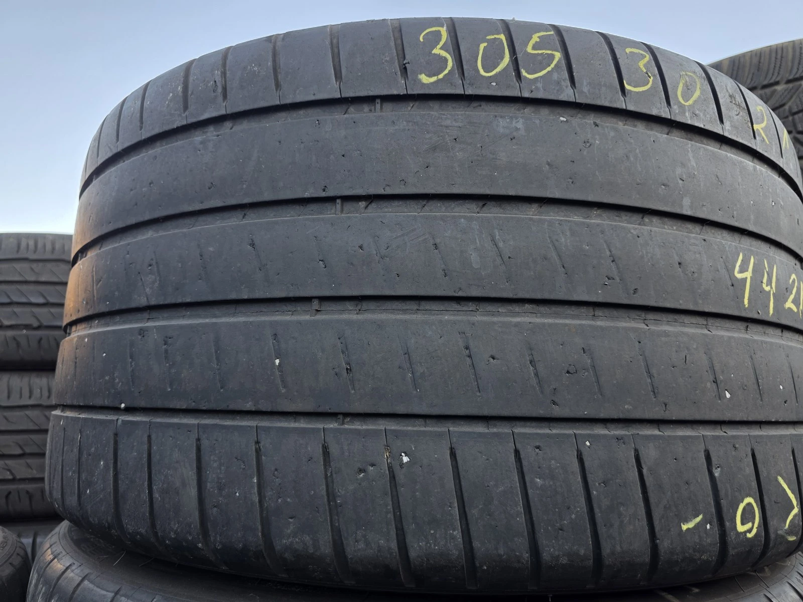 Гуми Летни 305/30R21, снимка 2 - Гуми и джанти - 56685876