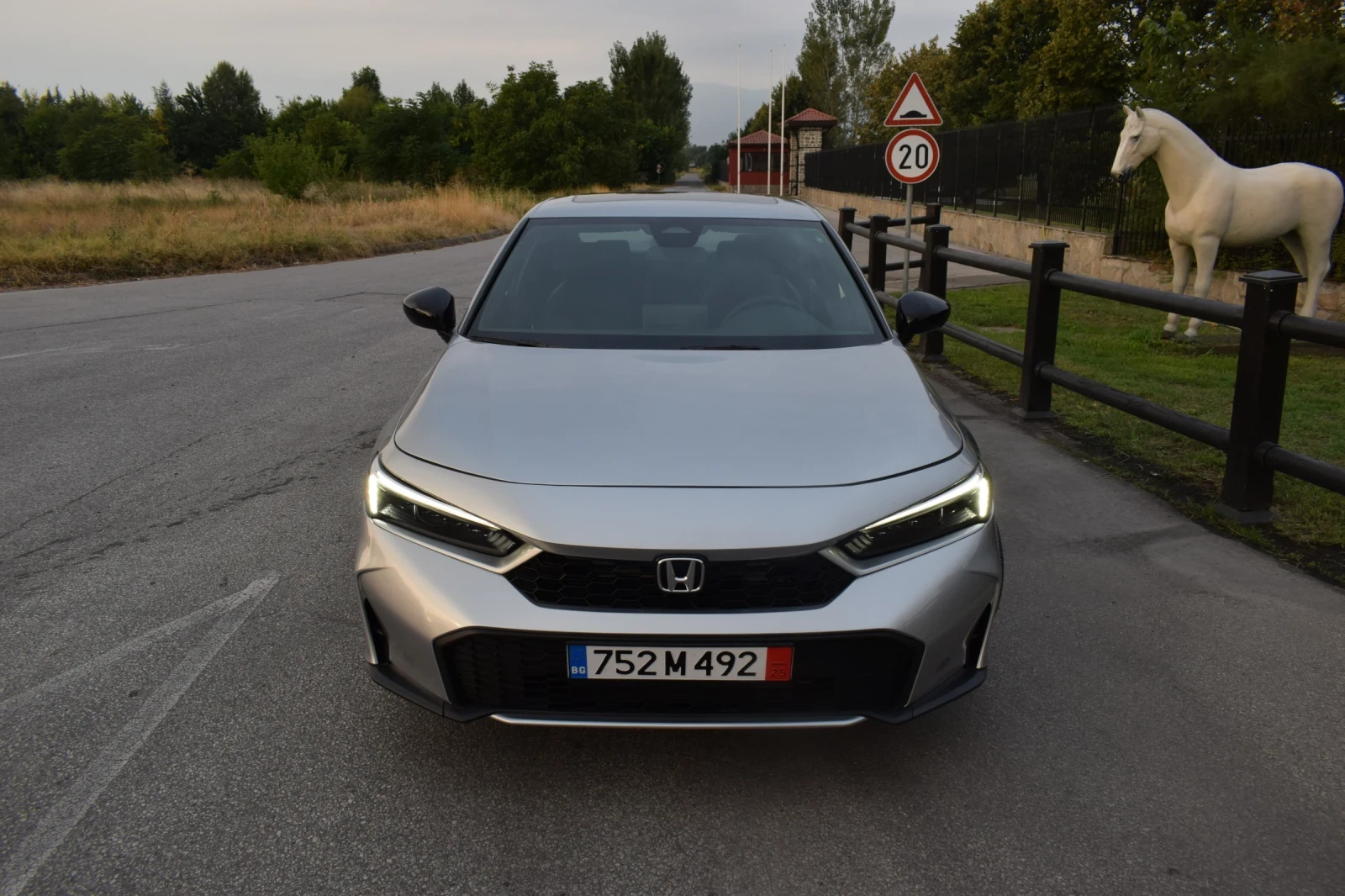 Honda Civic Sport Hybrid  - изображение 2