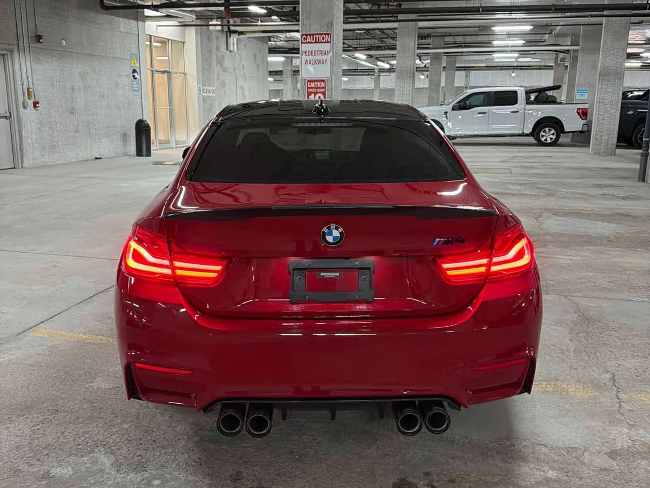 BMW M4  Coupe / HARMAN KARDON / CAMERA / ГУМИ С ДЖАНТИ , снимка 4 - Автомобили и джипове - 54011541