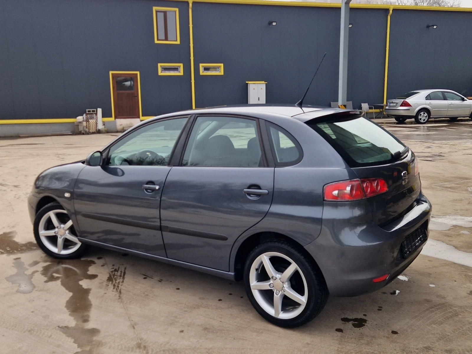 Seat Ibiza 1.2i 70к.с., снимка 4 - Автомобили и джипове - 54085854