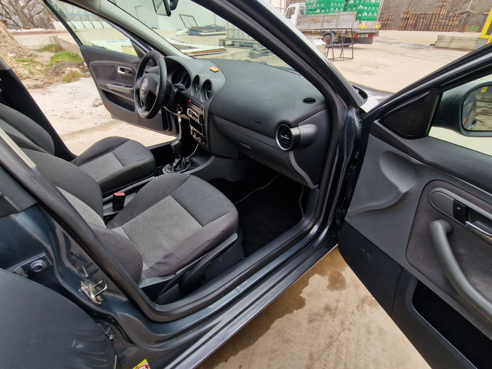 Seat Ibiza 1.2i 70к.с., снимка 11 - Автомобили и джипове - 54085854