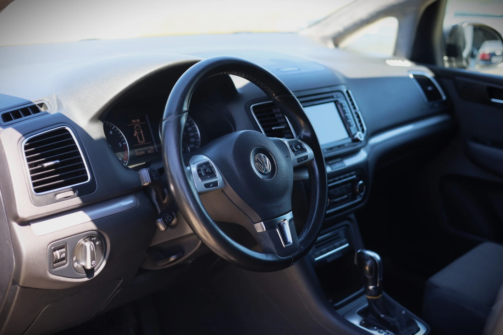 VW Sharan 2.0 TDI, снимка 9 - Автомобили и джипове - 54427696