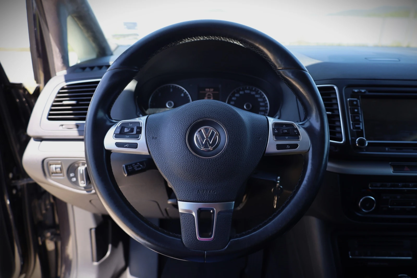VW Sharan 2.0 TDI, снимка 10 - Автомобили и джипове - 54427696