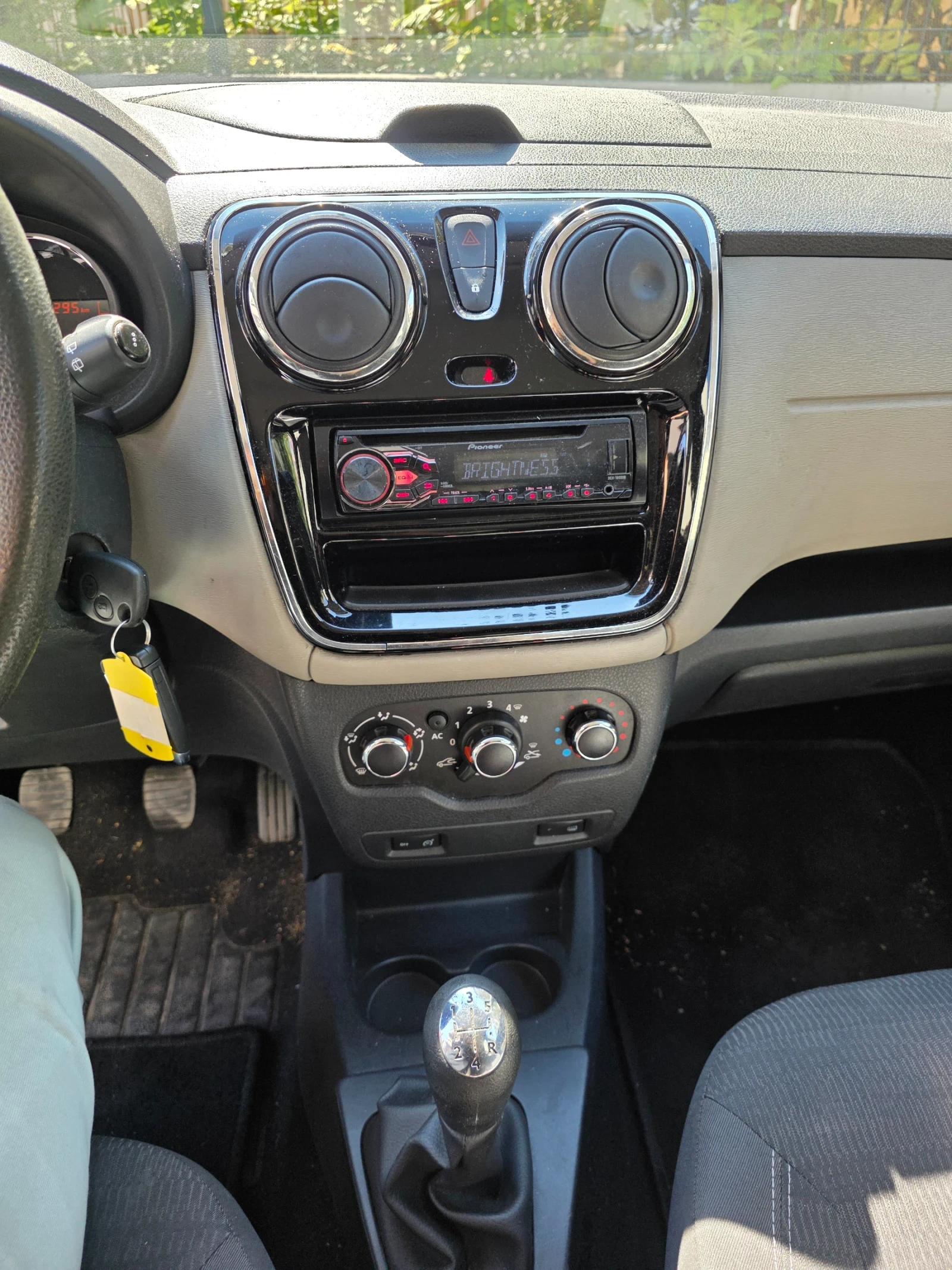 Dacia Lodgy 1.2, снимка 8 - Автомобили и джипове - 55950972