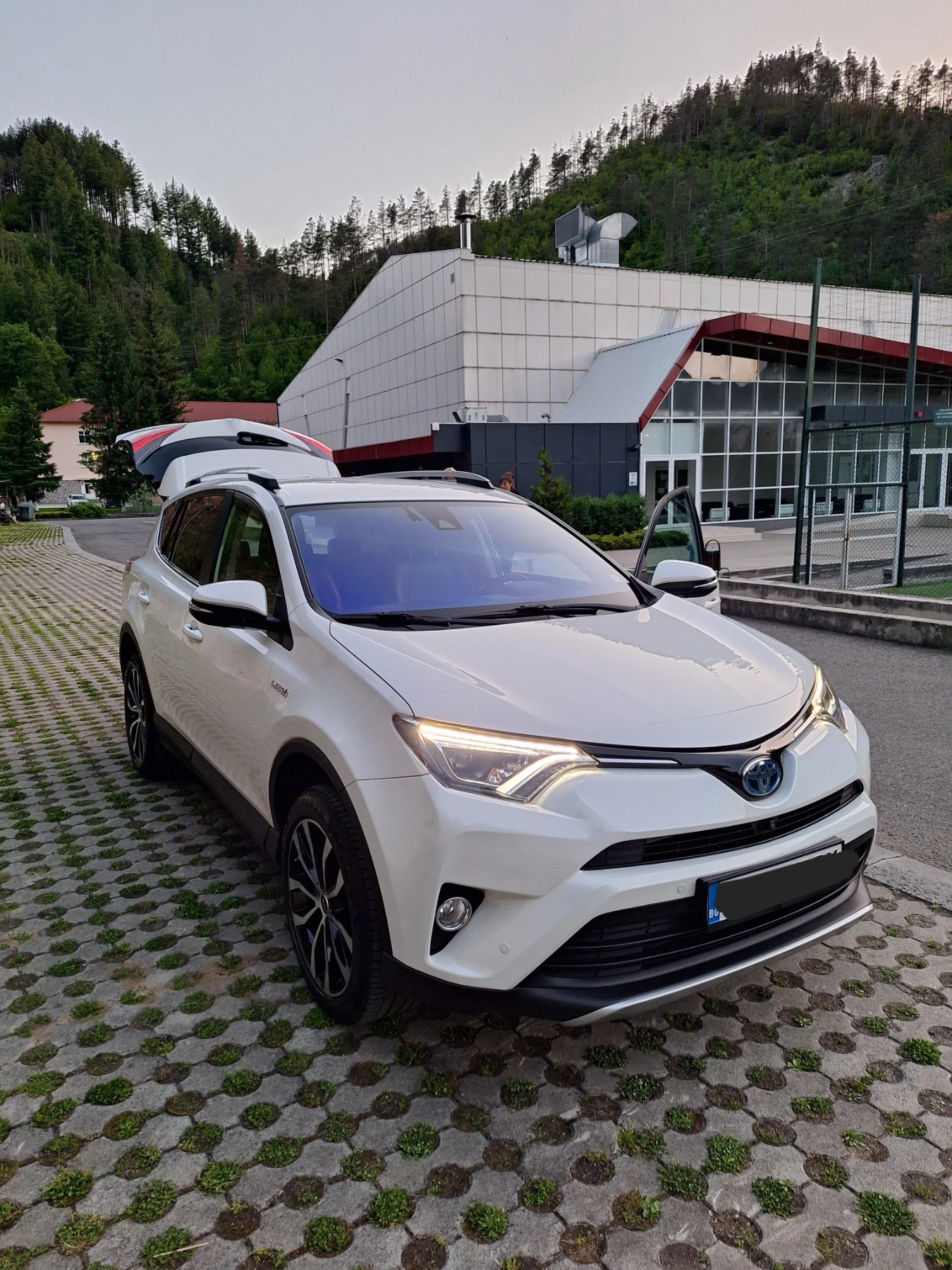 Toyota Rav4 HYBRID/ 4X4 / NAPPA/ Distronic/ 360 camera - изображение 2