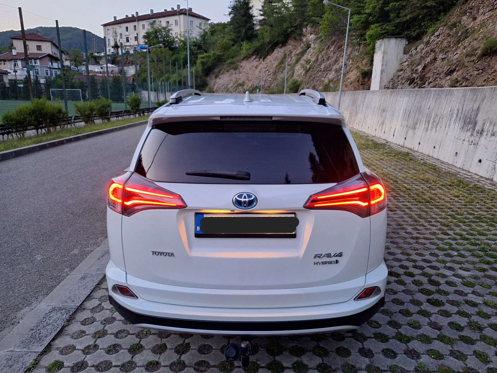 Toyota Rav4 HYBRID/ 4X4 / NAPPA/ Distronic/ 360 camera - изображение 3