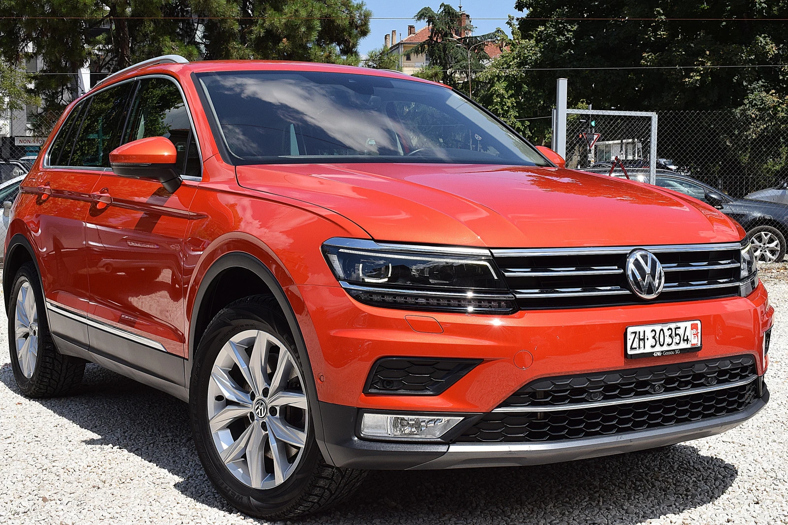 VW Tiguan 2.0ШВЕЙЦАРИЯ-ДИСТРОНИК/КОЖА/НАВИ/LANE ASSIST/4x4 - изображение 3