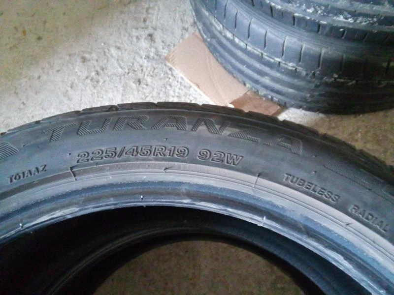 Гуми Летни 225/45R19, снимка 4 - Гуми и джанти - 45649469