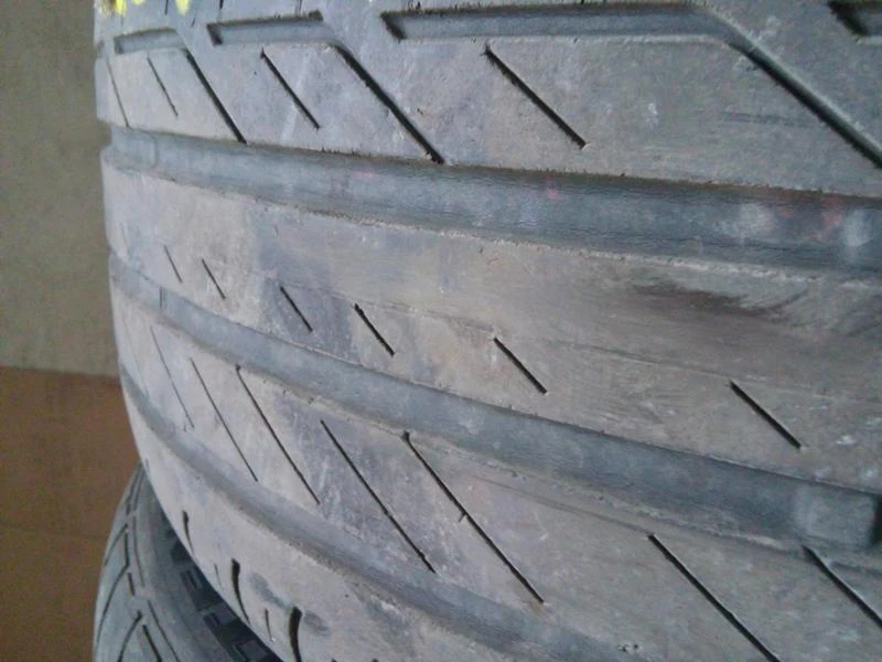 Гуми Летни 225/45R19, снимка 2 - Гуми и джанти - 45649469