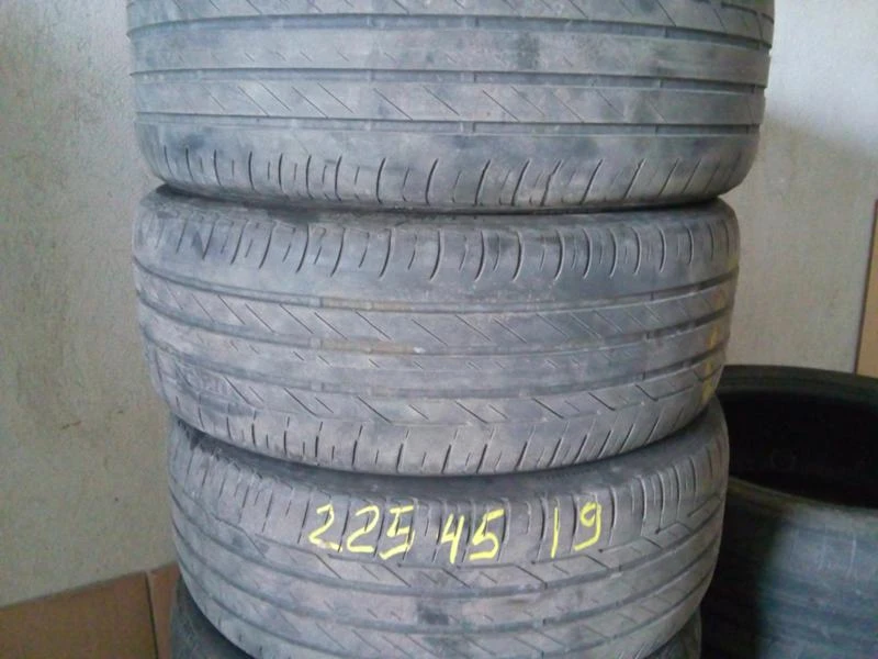 Гуми Летни 225/45R19, снимка 1 - Гуми и джанти - 45649469