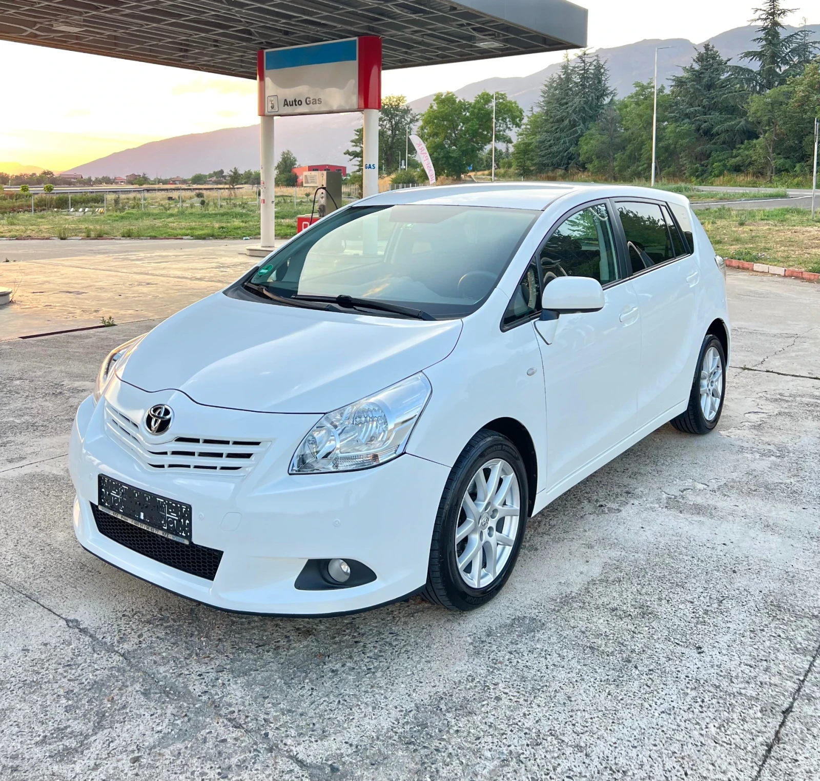 Toyota Verso 2.0 D-4D 126кс Верига! 7 места! Навигация!  Климa!, снимка 1