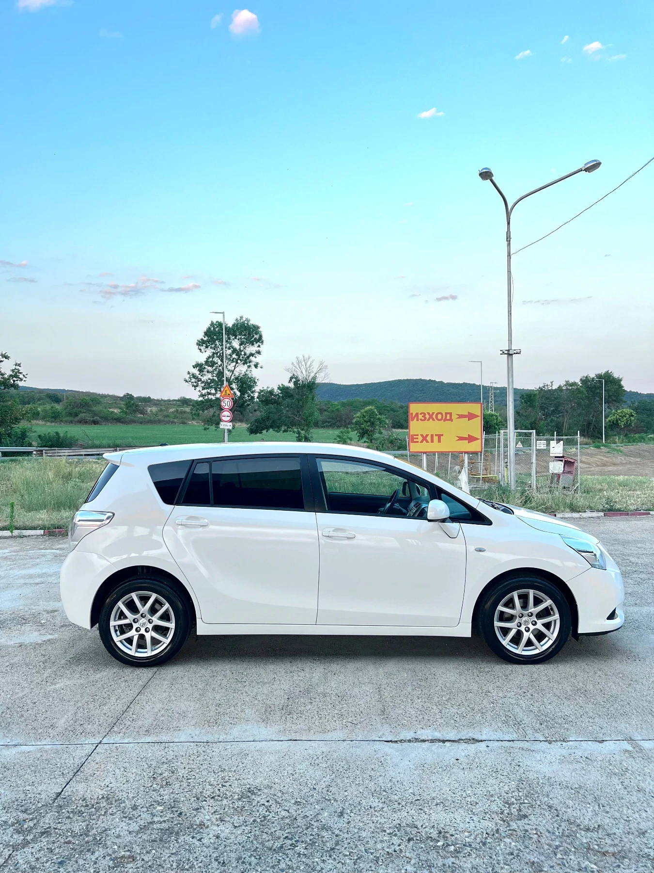 Toyota Verso 2.0 D-4D 126кс Верига! 7 места! Навигация!  Климa! - изображение 4