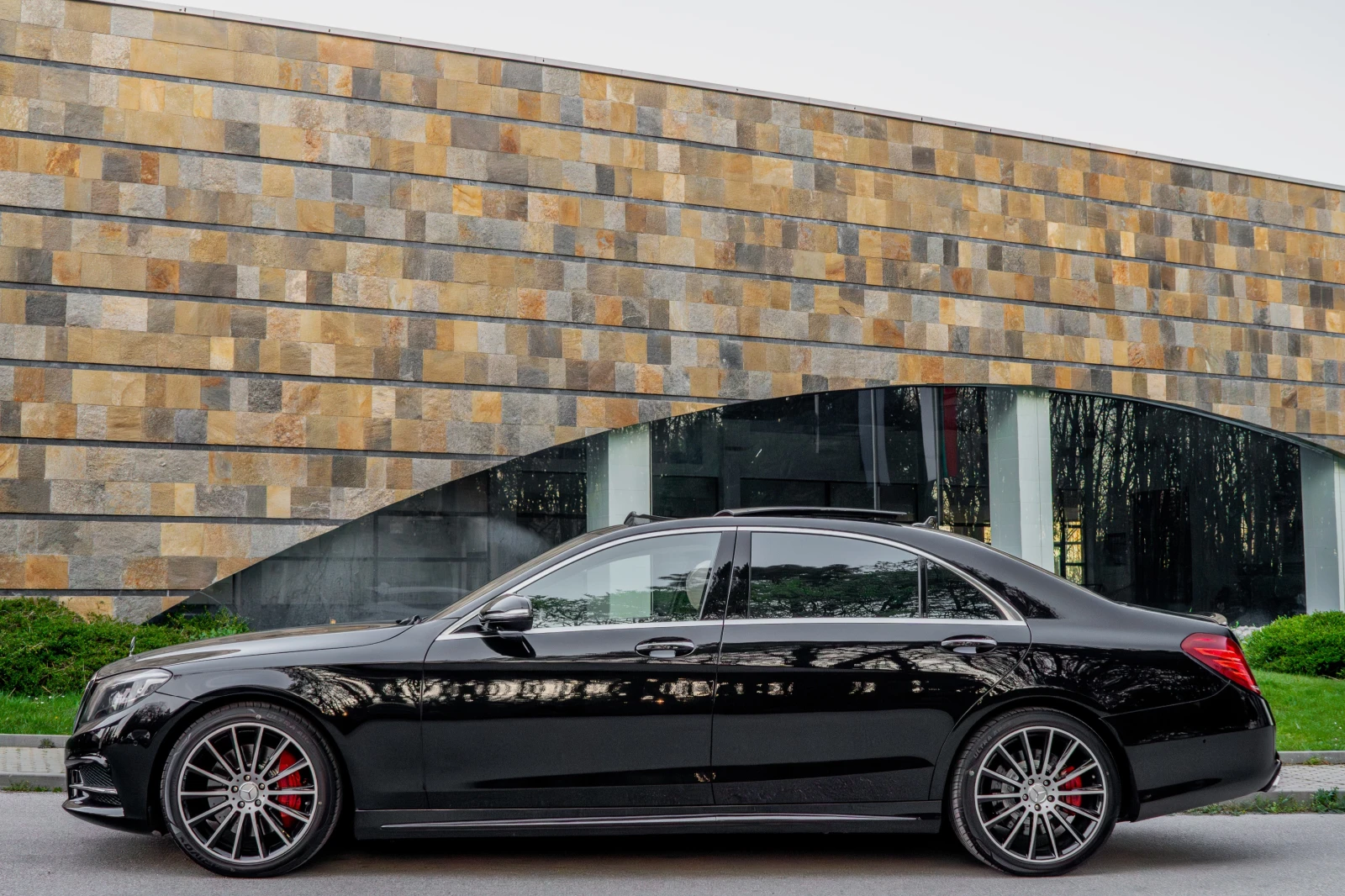 Mercedes-Benz S 500 4MATIC* LONG* AMG* EXCLUSIVE* MASSAGE* PANO* NIGHT, снимка 2 - Автомобили и джипове - 54176400