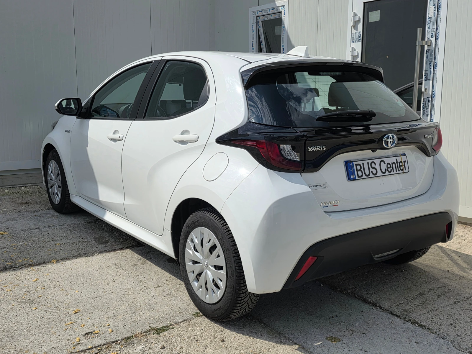 Toyota Yaris 116h France Business 5p + Stage Hybrid, снимка 6 - Автомобили и джипове - 55185514