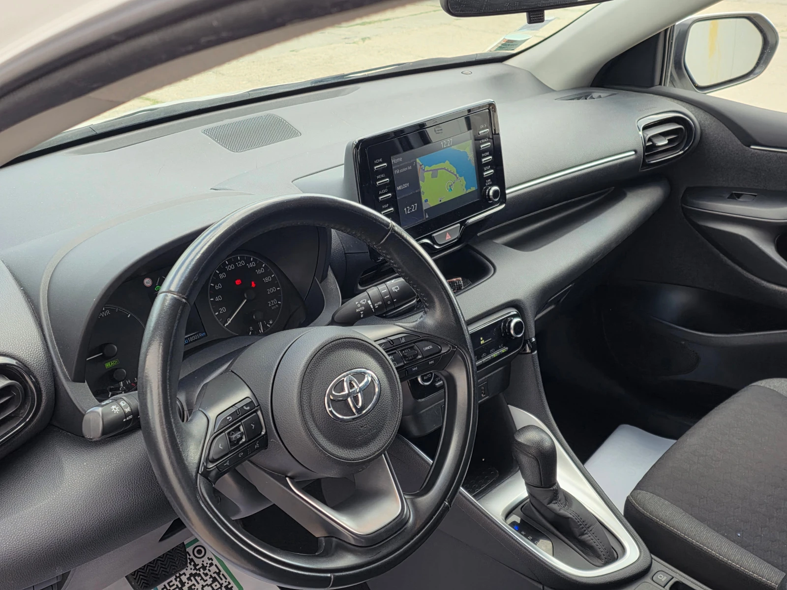 Toyota Yaris 116h France Business 5p + Stage Hybrid, снимка 7 - Автомобили и джипове - 55185514