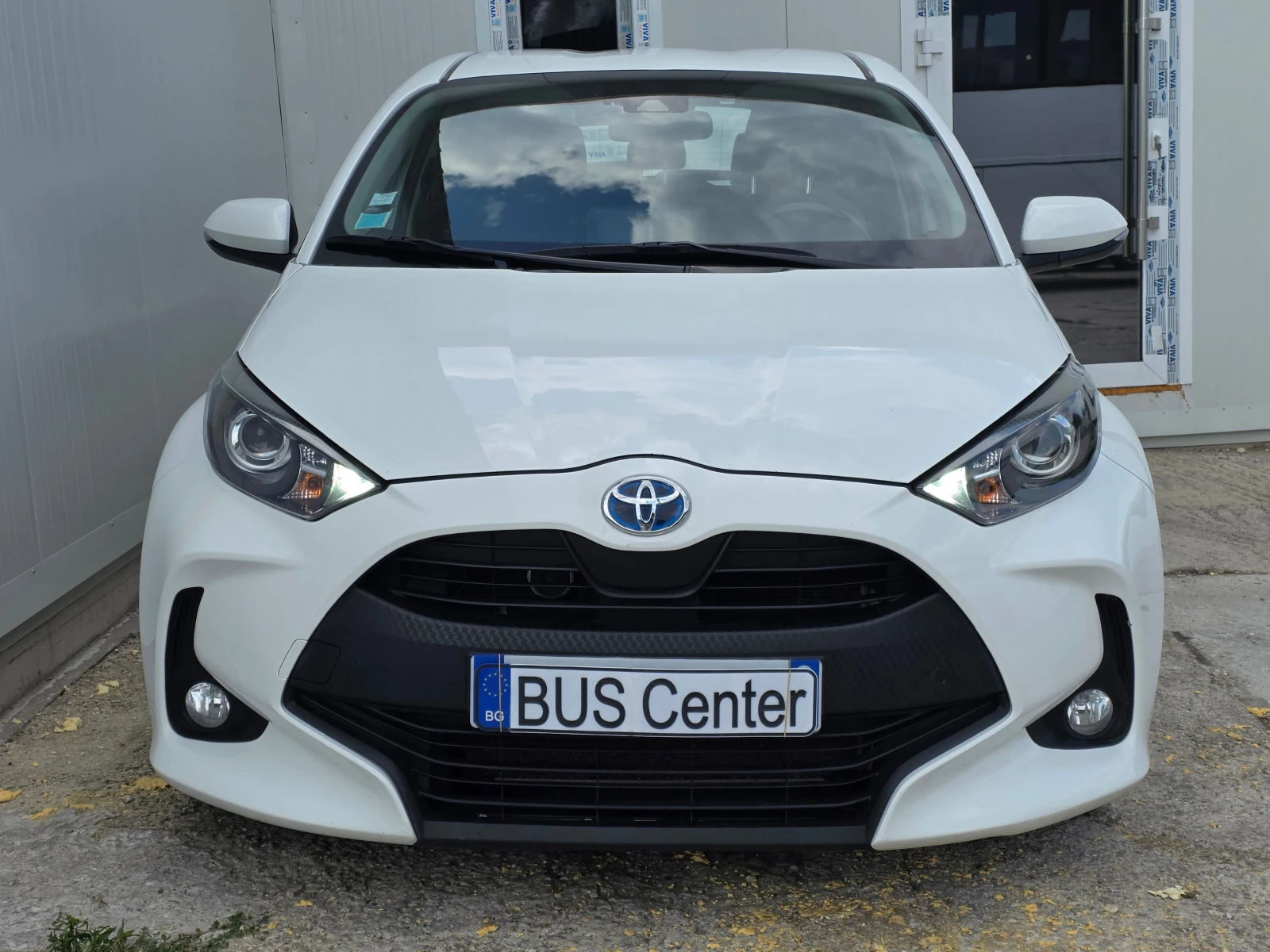 Toyota Yaris 116h France Business 5p + Stage Hybrid, снимка 2 - Автомобили и джипове - 55185514