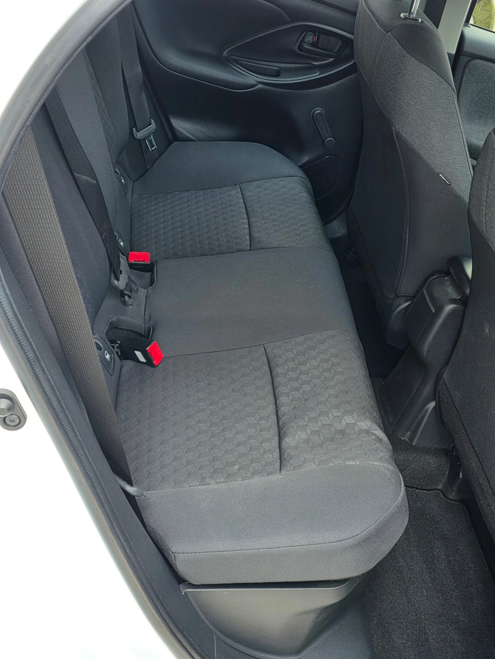 Toyota Yaris 116h France Business 5p + Stage Hybrid, снимка 12 - Автомобили и джипове - 55185514