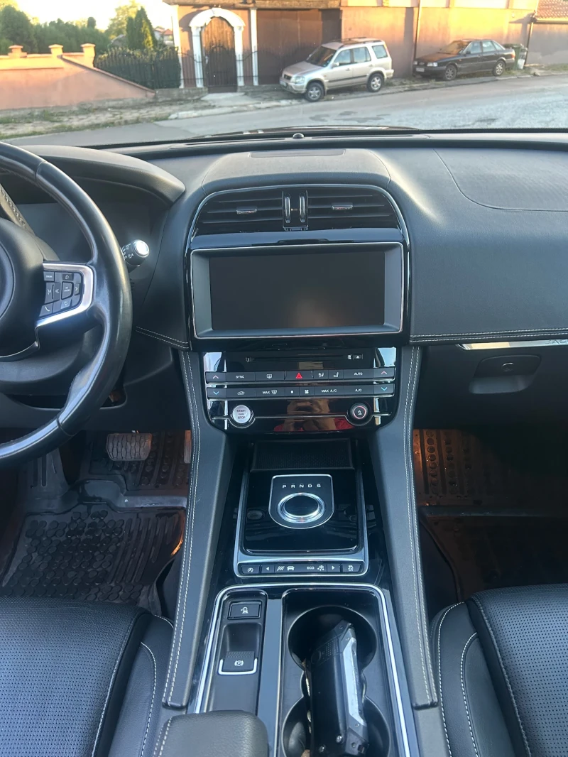 Jaguar F-PACE R-Sport/ 2.0 d / 4x4/ AMB/ NAVI, снимка 11 - Автомобили и джипове - 52427241