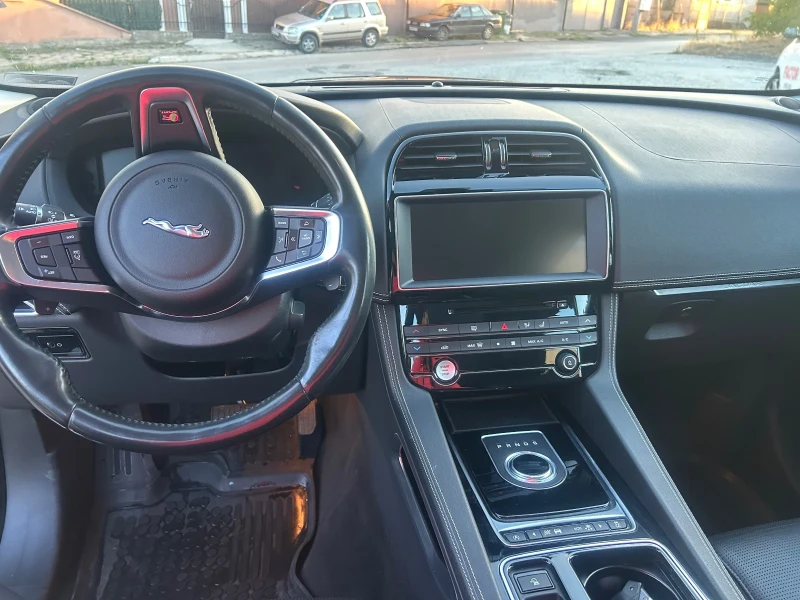Jaguar F-PACE R-Sport/ 2.0 d / 4x4/ AMB/ NAVI, снимка 13 - Автомобили и джипове - 52427241