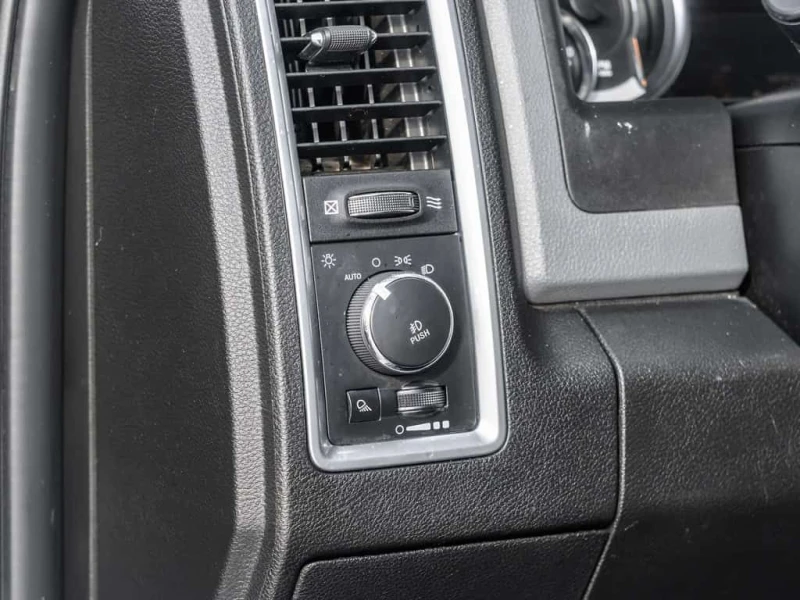 Dodge RAM 1500 * Big Horn 4x4 Crew Cab 6'4 Box | Clean Carfax, снимка 15 - Автомобили и джипове - 53528954