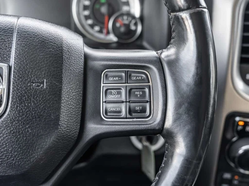 Dodge RAM 1500 * Big Horn 4x4 Crew Cab 6'4 Box | Clean Carfax, снимка 11 - Автомобили и джипове - 53528954