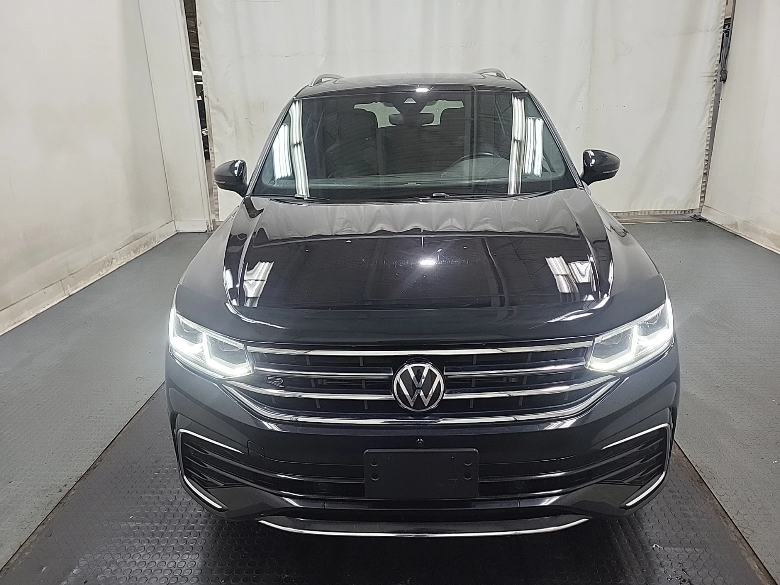 VW Tiguan * R-LINE* CARFAX * БЕЗ ПЪРВОНАЧАЛНА ВНОСКА - изображение 2