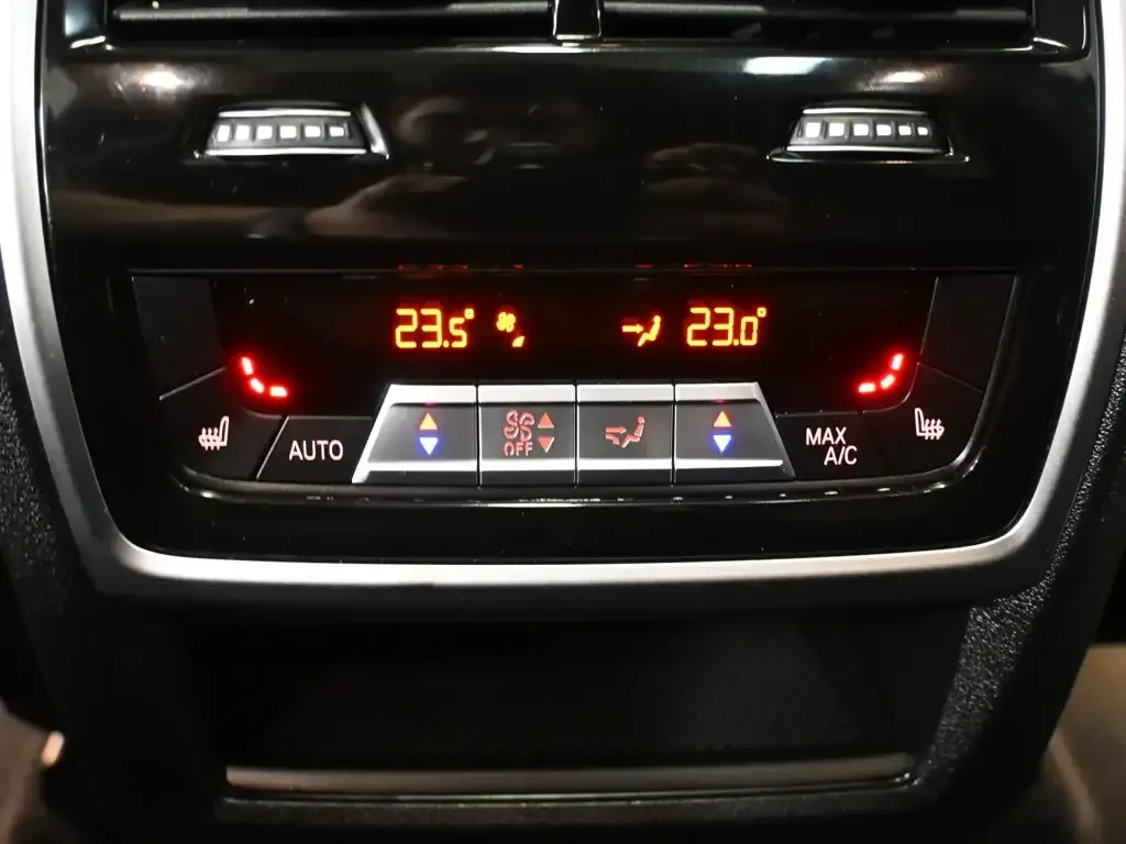 BMW X5 xDrive40i, снимка 10 - Автомобили и джипове - 56096457