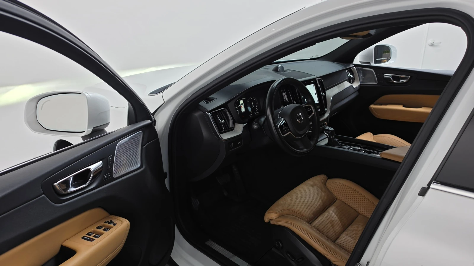 Volvo XC60 D5 INSCRIPTION * DIS * B&W * ОБДУХ * 360 * ПАНО, снимка 13 - Автомобили и джипове - 56177027