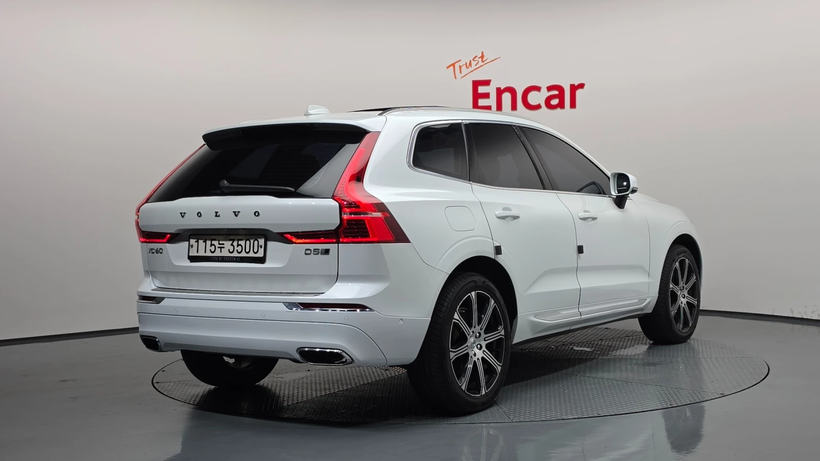 Volvo XC60 D5 INSCRIPTION * DIS * B&W * ОБДУХ * 360 * ПАНО, снимка 3 - Автомобили и джипове - 56177027
