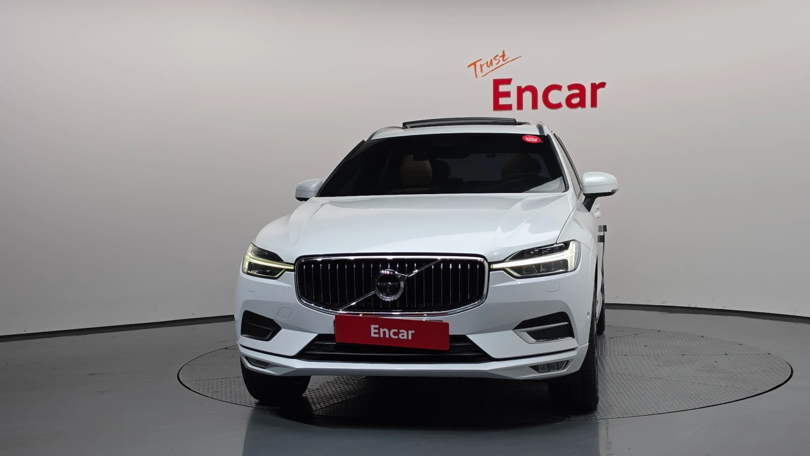 Volvo XC60 D5 INSCRIPTION * DIS * B&W * ОБДУХ * 360 * ПАНО, снимка 2 - Автомобили и джипове - 56177027