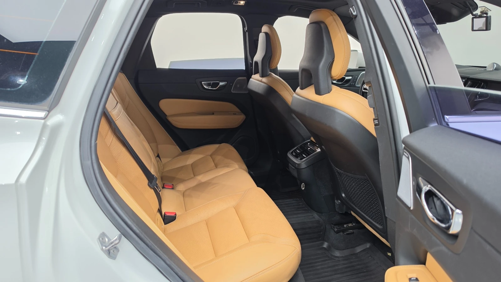 Volvo XC60 D5 INSCRIPTION * DIS * B&W * ОБДУХ * 360 * ПАНО, снимка 14 - Автомобили и джипове - 56177027
