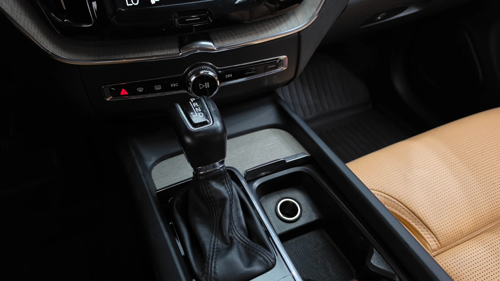 Volvo XC60 D5 INSCRIPTION * DIS * B&W * ОБДУХ * 360 * ПАНО, снимка 12 - Автомобили и джипове - 56177027