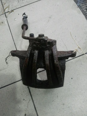 Спирачен апарат преден ляв Чероки Спорт 2.5црд